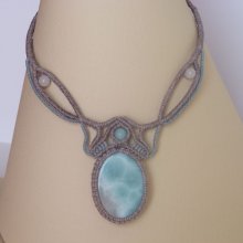 Halskette aus taupegrauem/gefrorenem blauem Mikro-Makramee mit einem natürlichen Edelstein in sanften Weiß- und Hellblau-Nuancen als Mittelstück.